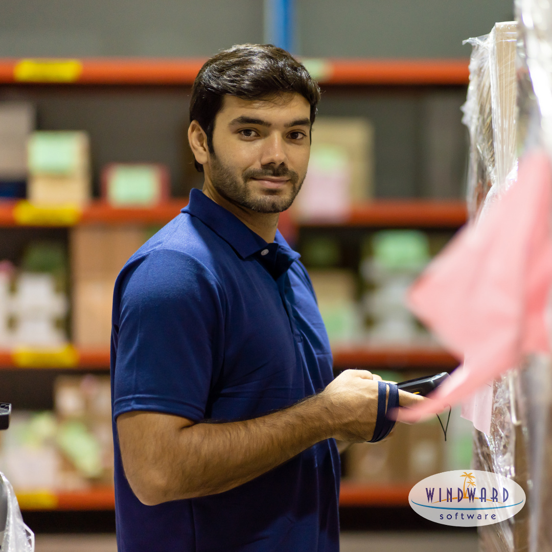 warehouse-worker-scanning